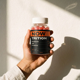 Hand hält die NOWTRITION Dose
