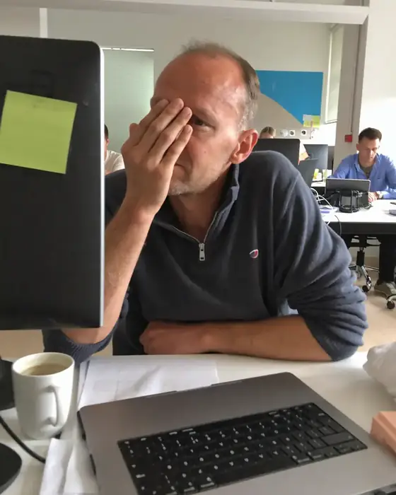 Mann im Büro am Nachmittag