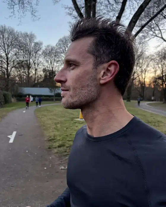 Mann bei der Laufrunde im Park